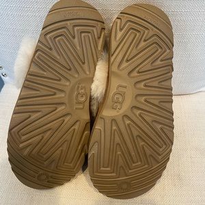 UGG slippers kids size 4 never worn